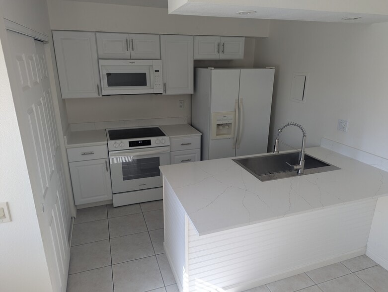 Building Photo - 72564 Edgehill Dr