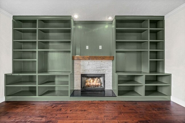 Building Photo - Pet Friendly Three Bedroom with Bonus!