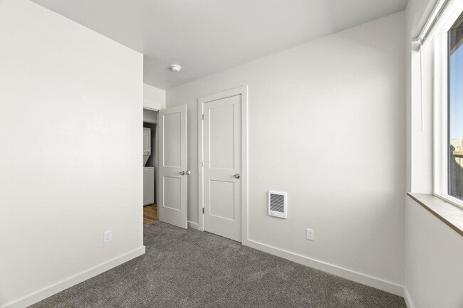 Building Photo - Newer Duplex for Rent Between Twin Bridges and Sheridan!