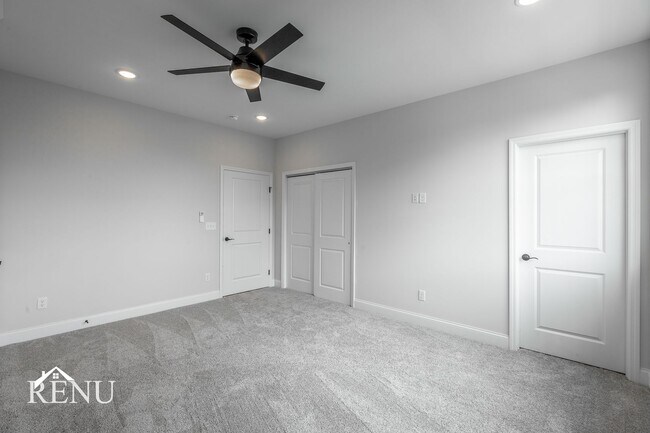 Building Photo - 5675 Sofias Cir