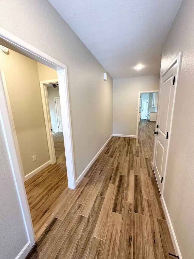 Building Photo - Stunning 3 Bed 2 Bath Ready To Rent ASAP!