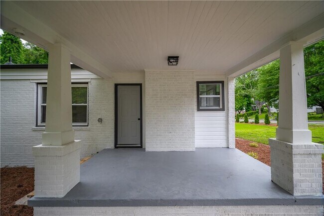 Building Photo - 2137 Delowe Dr