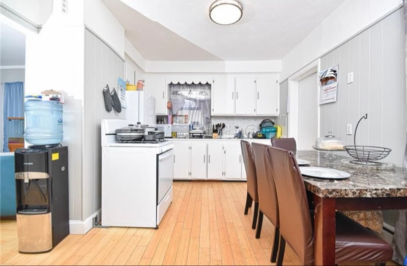 Building Photo - 390 Weeden St