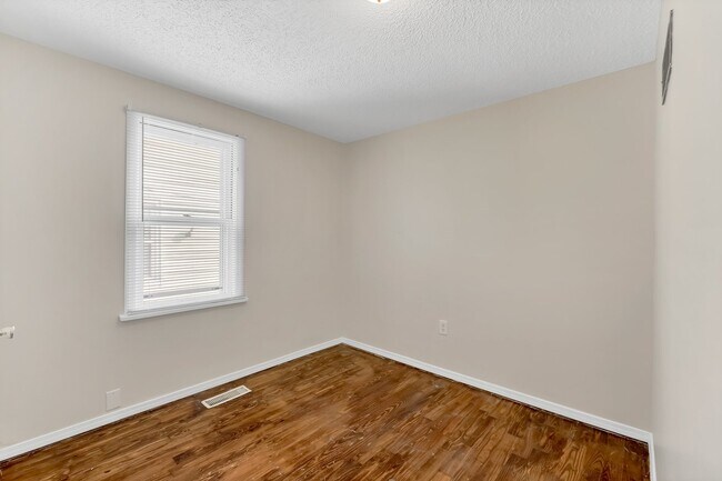 Building Photo - Spacious 3 Bedroom Ready to be rented. Section 8 Welcome
