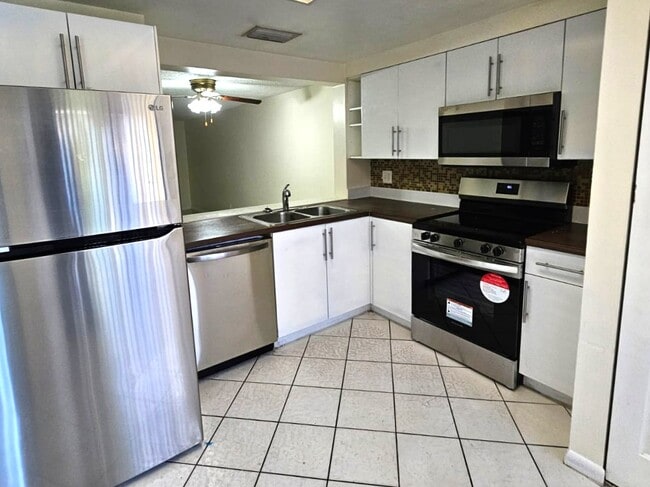 Primary Photo - 8819 Springtree Lakes Dr