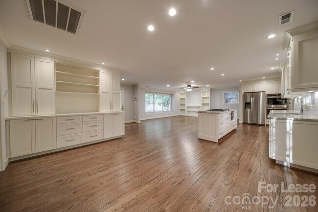 Building Photo - 6700 Castlegate Dr