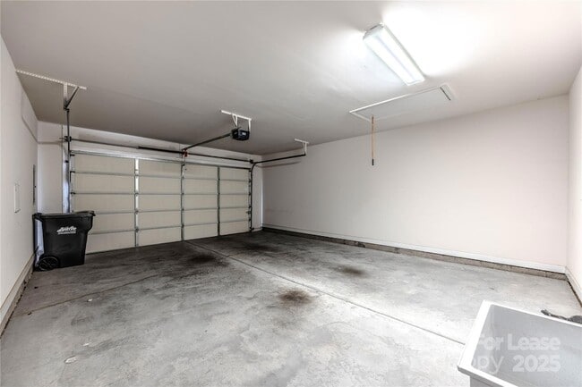 Building Photo - 8189 Windsor Ridge Dr