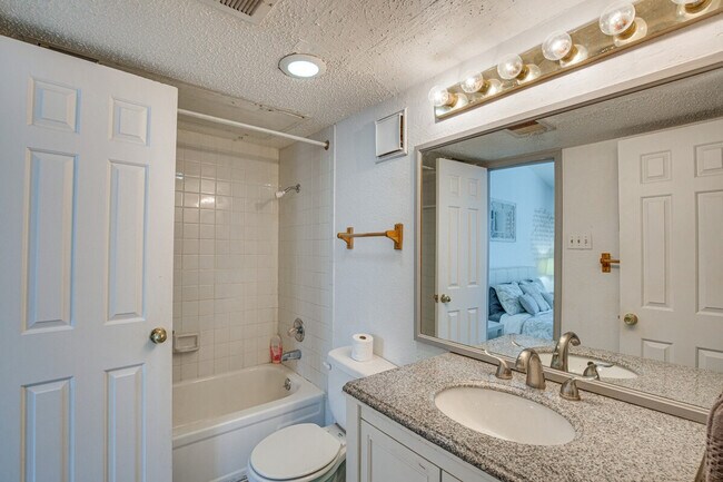 Building Photo - 8750 Park Ln