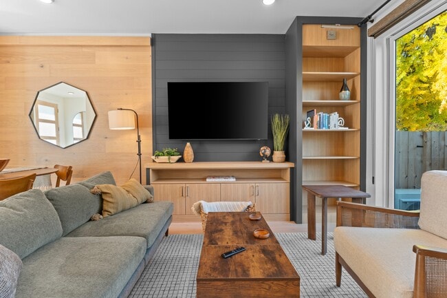 Building Photo - 5175 SE 28th Ave