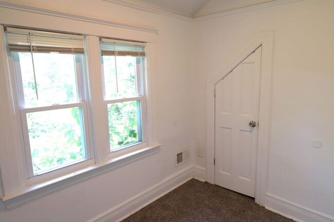 Building Photo - $1,300 - Newly 3 Bedroom 2 Bath