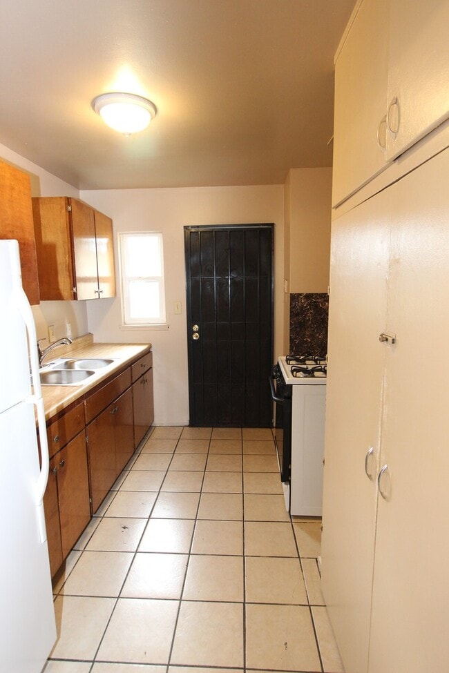 Building Photo - 3 Bedroom 1 Bathroom Home in San Diego
