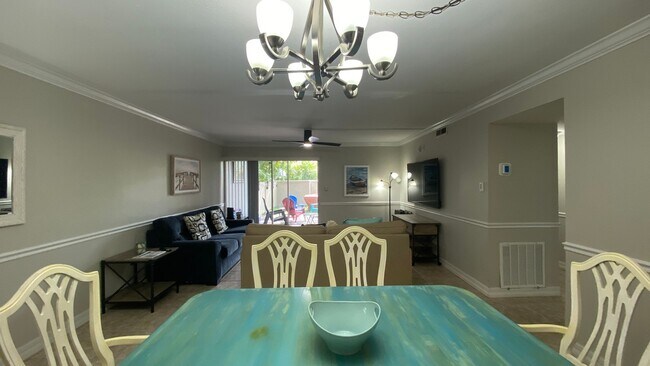 Building Photo - Charming 2/2 Seasonal Rental in Sarasota –...