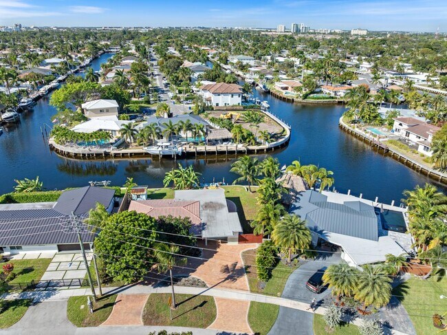 Building Photo - 1001 SE 5th Ave