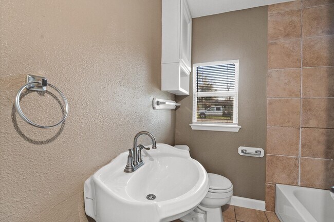 Building Photo - 6015 Ridgeway Dr