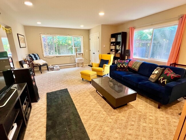 Building Photo - Haller Lake Home