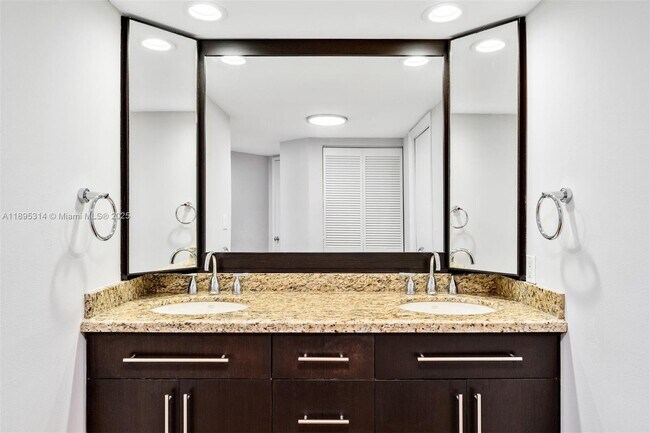 Building Photo - 520 Brickell Key Dr