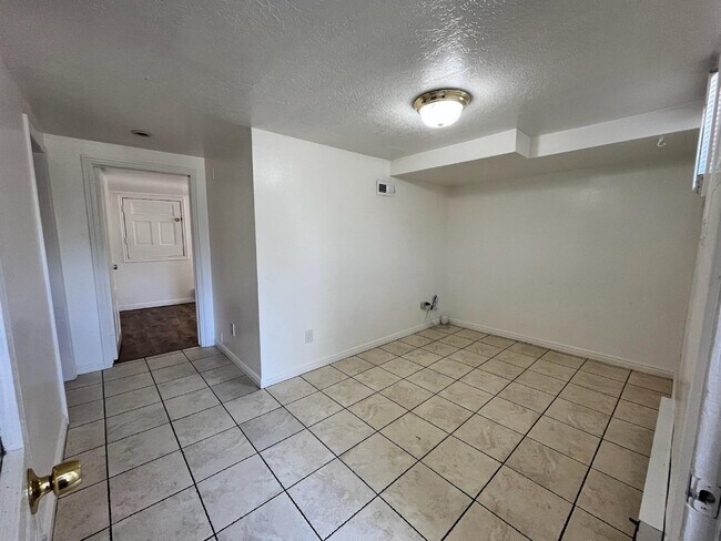 Building Photo - 167 E 400 N