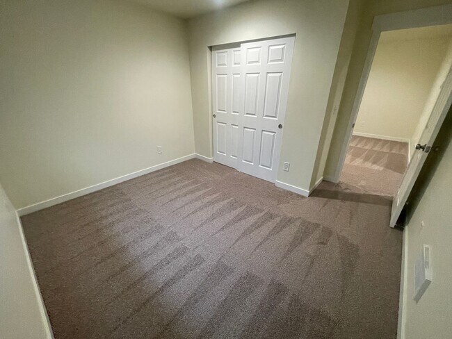 Building Photo - 2 story 3 bedrooms and  2 1/2 bath!