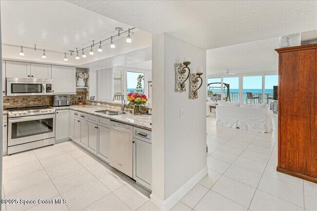 Building Photo - 1575 N Hwy A1A