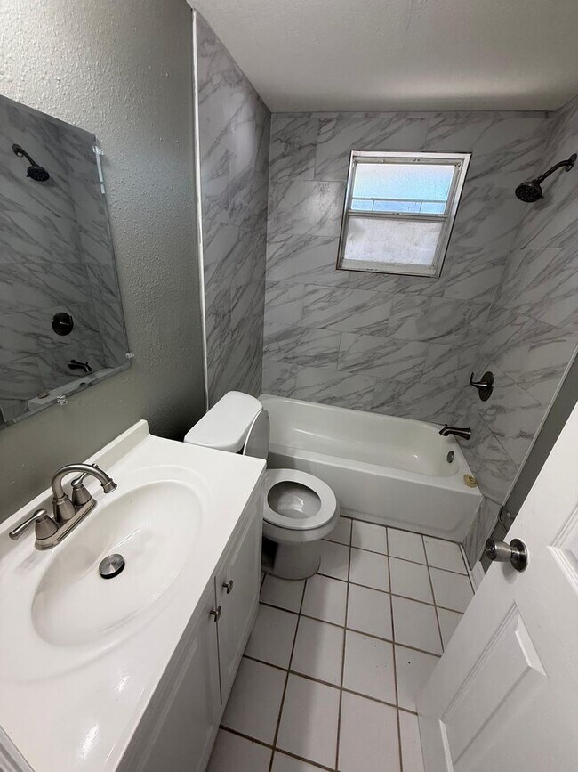 Building Photo - 1/1 Cleawater / MOVE IN SPECIAL