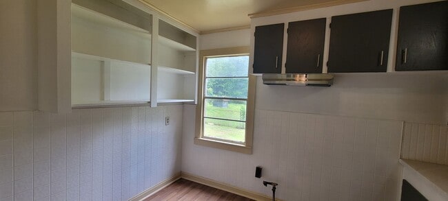 Building Photo - Nice 2 bedroom/1 bath home with Single Car Garage and Central Air & Heat!