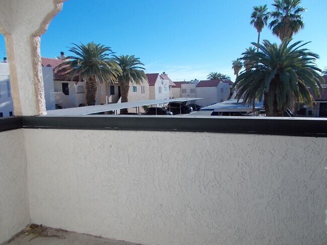 Building Photo - Elegant upstairs condo with modern upgrades and private balcony.