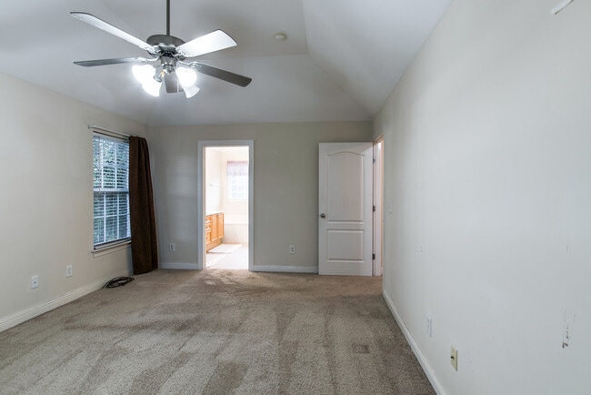 Building Photo - **ESTABLISHED NEIGHBORHOOD, AMAZING LOCATION**
