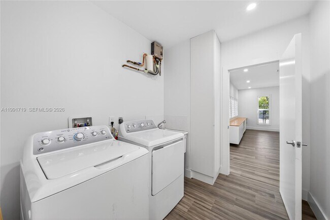 Building Photo - 10142 SW 79th Ave