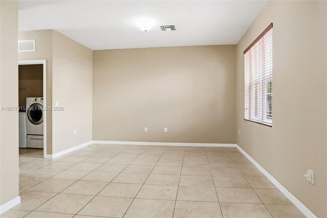Building Photo - 3072 SE 5th Dr