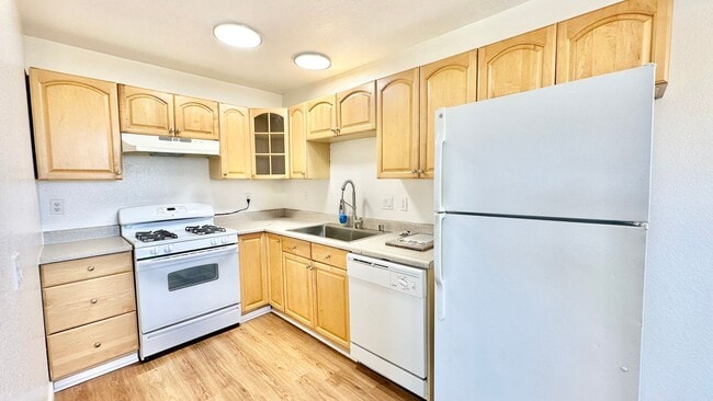 Building Photo - Darling, Upstairs, Corner-End Condo Unit i...