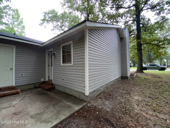 Building Photo - 401 Cedar Crk Dr