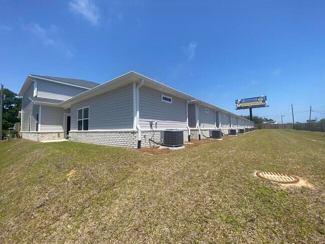 Building Photo - 993 Skylark Rd