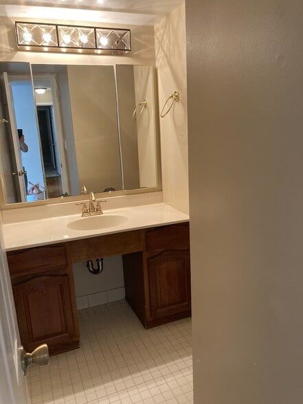 1/2 bath - 1077 30th St NW
