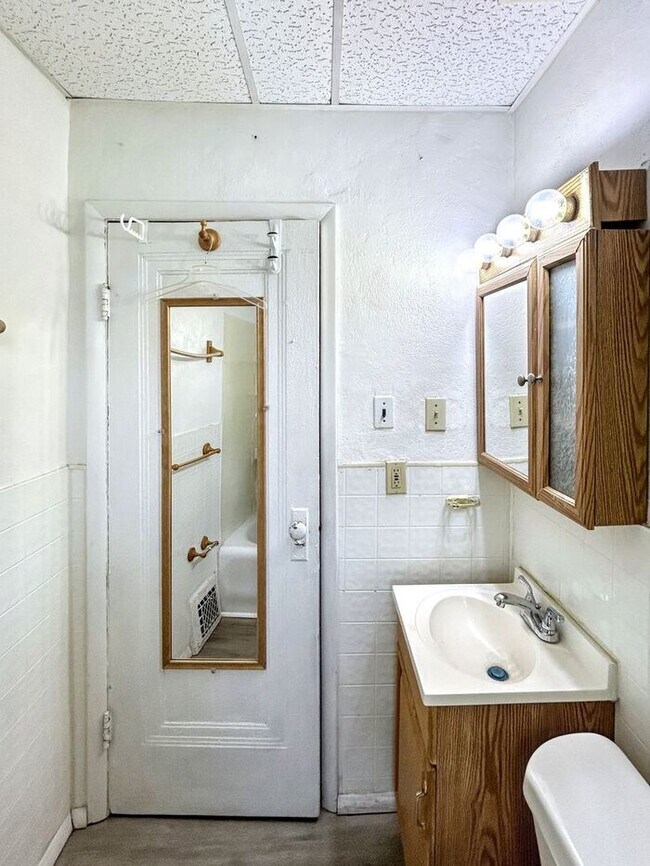 Building Photo - Charming 2-Bedroom Home with Fenced Yard i...