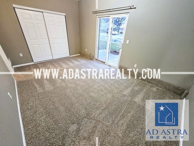 Building Photo - 2 Bedroom 2 Bath Townhouse in North Kansas...