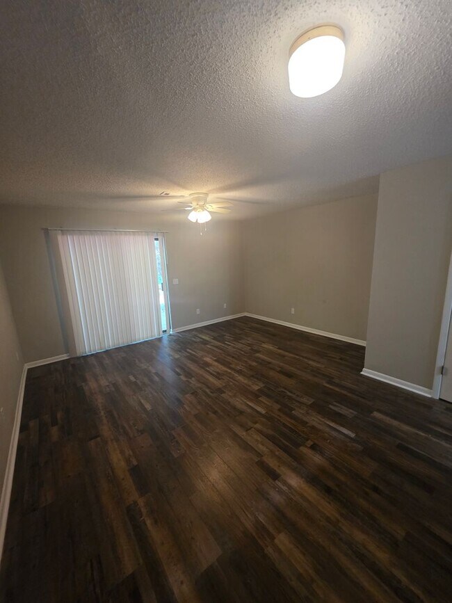 Building Photo - 210 Candlebrook Dr