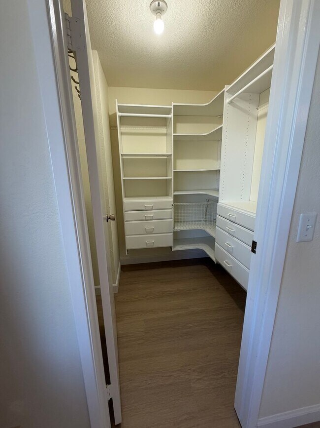 Building Photo - Spacious 3 Bed 2.5 Bath in Newark!