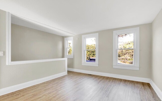 Building Photo - Bright 5 Bedroom, 1.5 Bath Home!