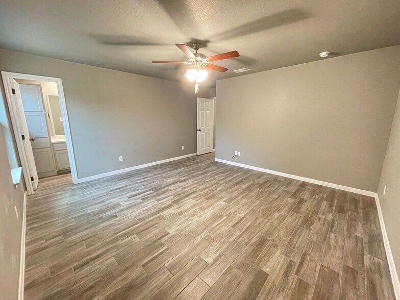Building Photo - 208 W Beeline Ln