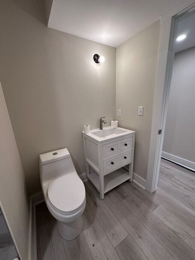 Building Photo - 824 E High St