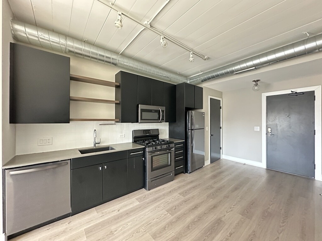 Building Photo - 941 W Belmont Ave