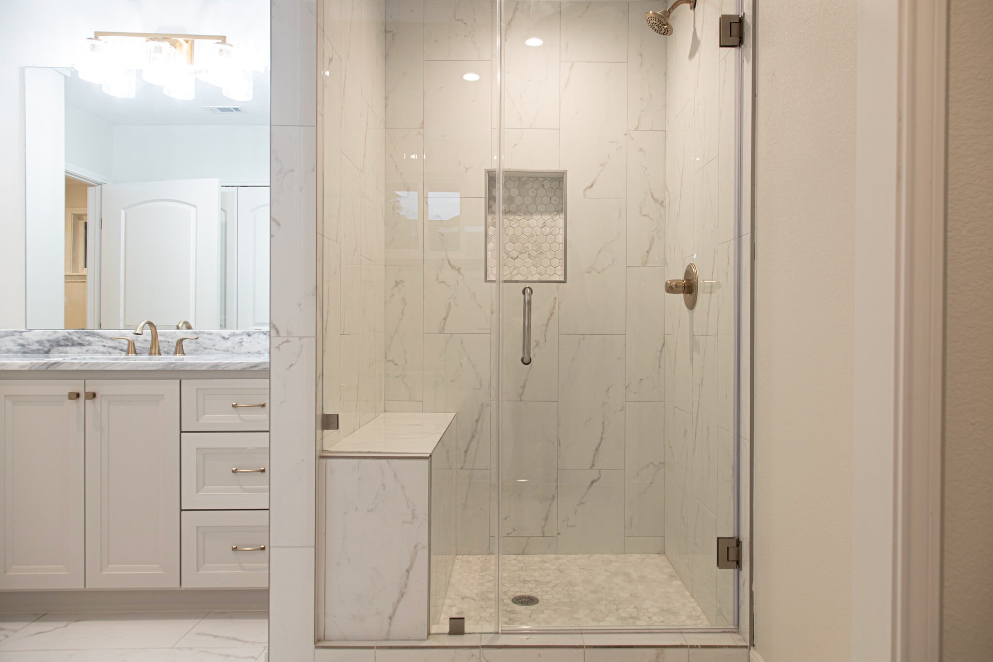 Rear master bathroom - 3619 Braeswood S Blvd