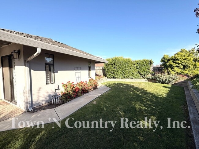 Building Photo - 1198 Loyola Dr