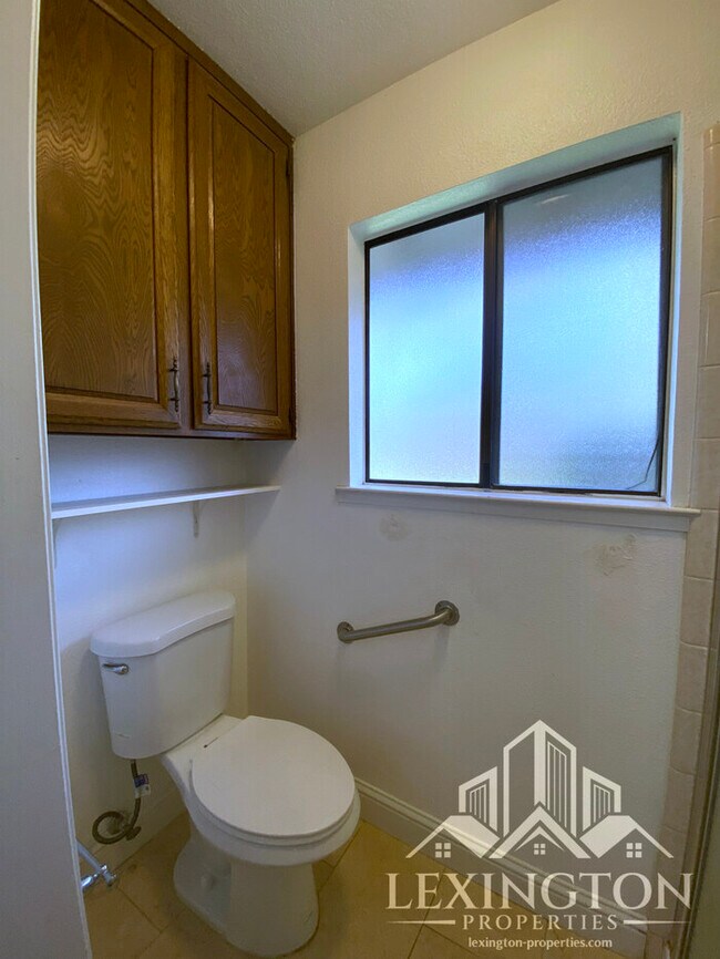 Building Photo - Beautiful, 3BD/2BA +Bonus Rooms, Bungalow ...