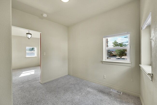 Building Photo - Nestled in DT OCC- Updated 2 bed 1 bath, w...