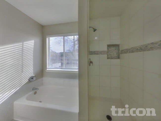 Building Photo - 21899 Pinewilde Ct