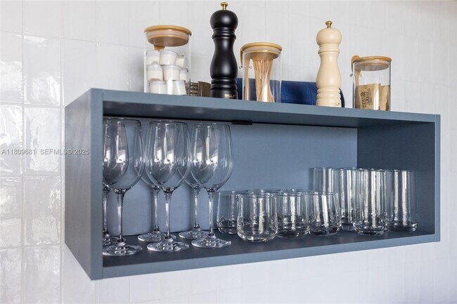 Building Photo - 601 NE 1st Ave