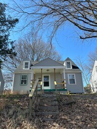 Building Photo - 3 bed 2 bath house on North Side! All electric, Central Air, laundry included, big yard