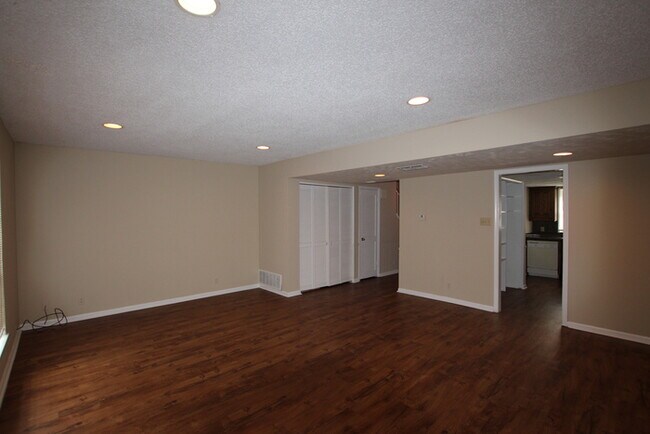 Building Photo - Beautiful 3 Bedroom, 2.5 Bath Townhome in ...