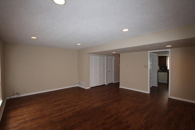 Building Photo - Beautiful 3 Bedroom, 2.5 Bath Townhome in Tyler – Available!